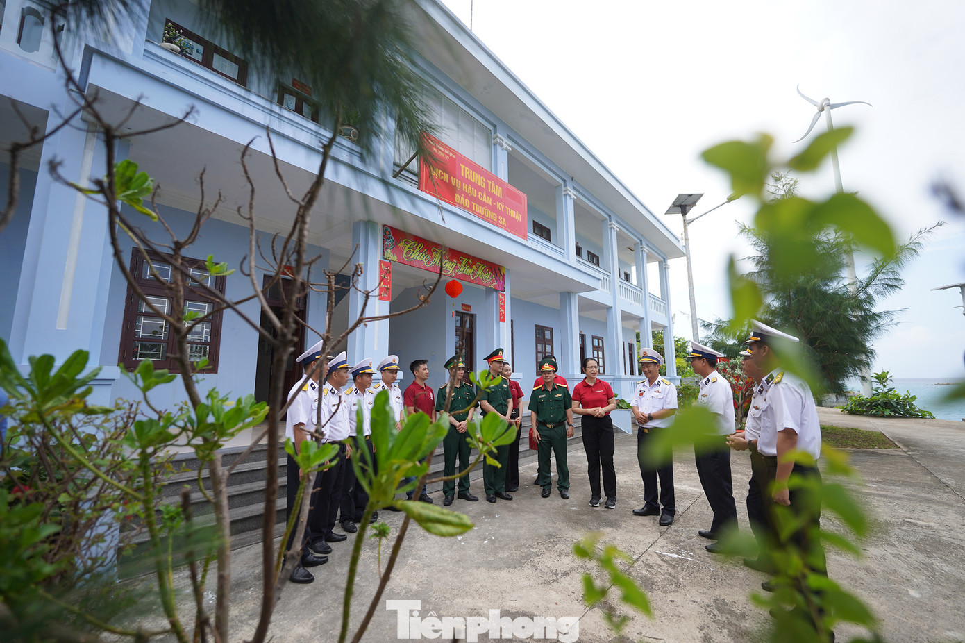 Trung tâm Dịch vụ Hậu cần Kỹ thuật đảo Trường Sa là nơi hỗ trợ các nhu cầu về nhiên liệu, thực phẩm... cho bà con ngư dân.