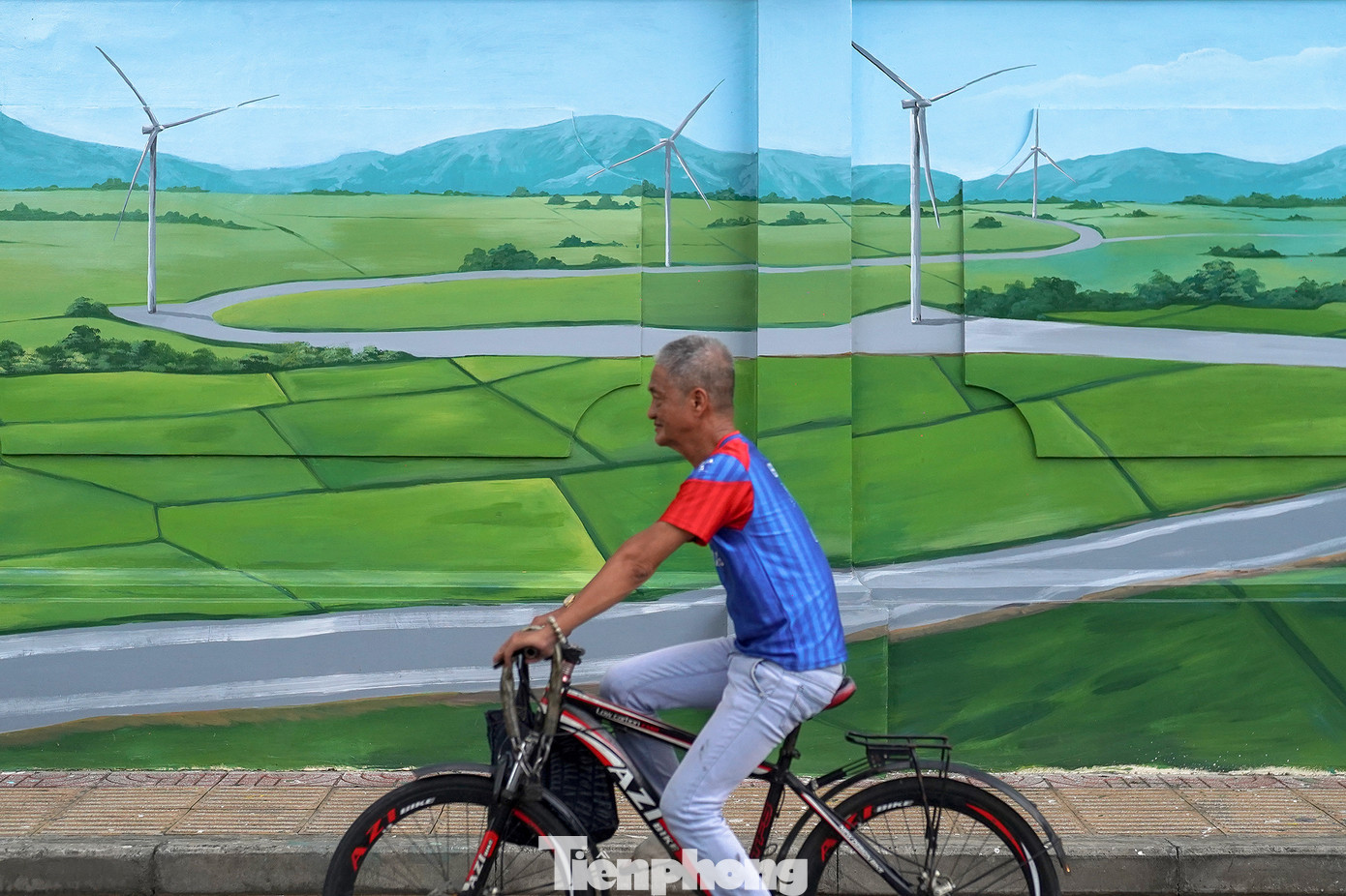 Theo họa sĩ Minh Viên, để thực hiện đường tranh bích họa này, đầu tiên là lăn sơn lót, phác họa hình ảnh, sau đó tô màu lên chi tiết. “Cả nhóm đều là họa sĩ chuyên nghiệp có kinh nghiệm lâu năm nên đảm bảo về mặt thẩm mỹ”, họa sĩ Viên nói.