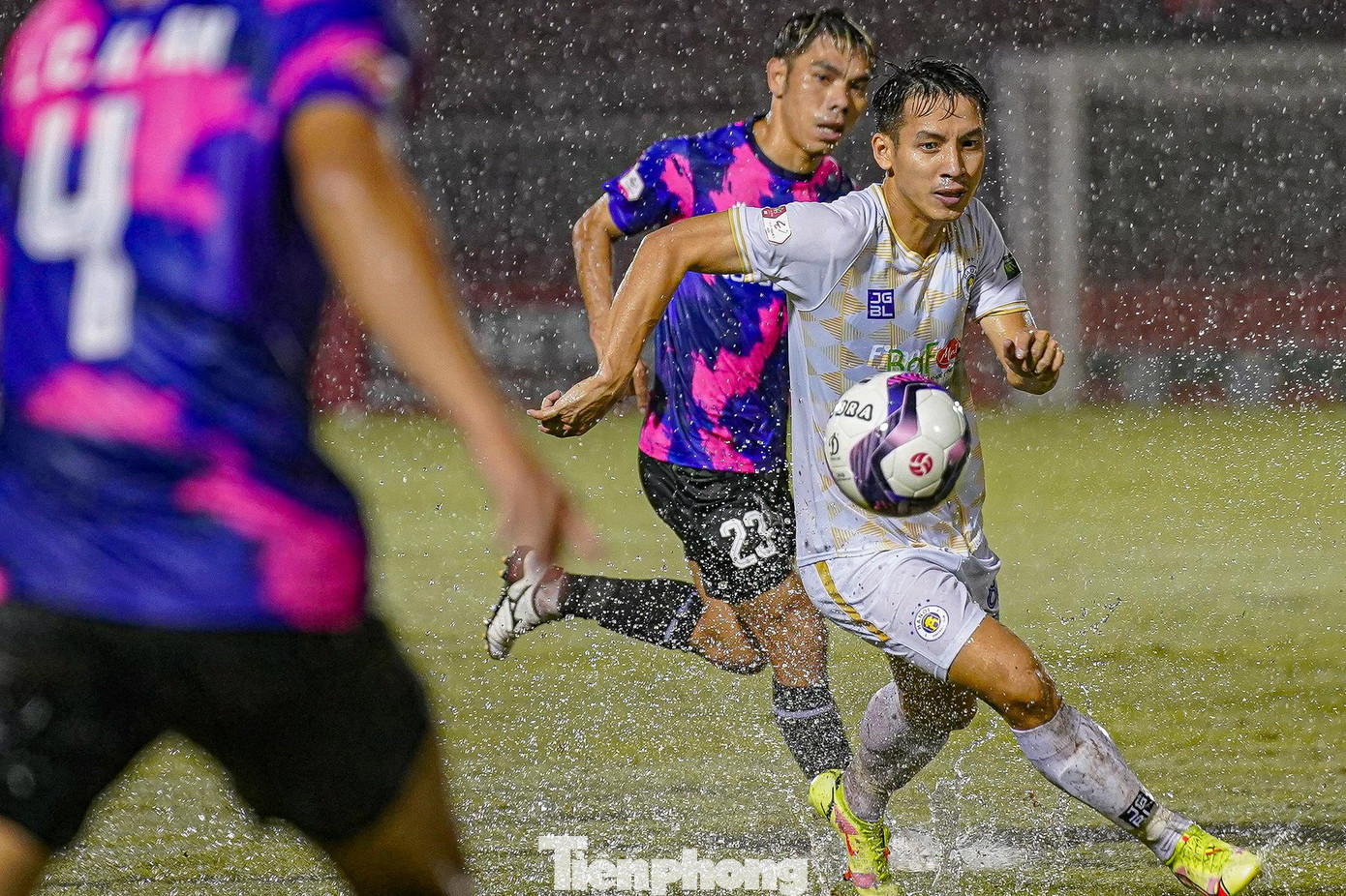 Đỗ Hùng Dũng sang hiệp 2 lùi về thấp hơn để kiến tạo cho đồng đội. Đỗ Hùng Dũng sang hiệp 2 lùi về thấp hơn để kiến tạo cho đồng đội.