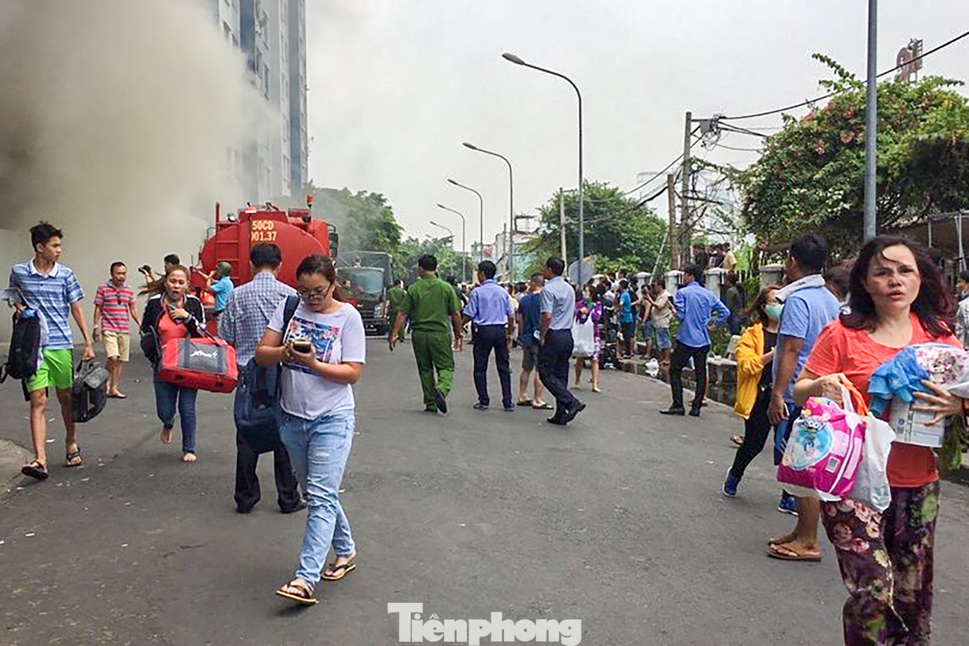Thời điểm khi xảy ra vụ cháy, cư dân chung cư Carina tá hoả, ôm đồ tháo chạy. Thời điểm khi xảy ra vụ cháy, cư dân chung cư Carina tá hoả, ôm đồ tháo chạy.