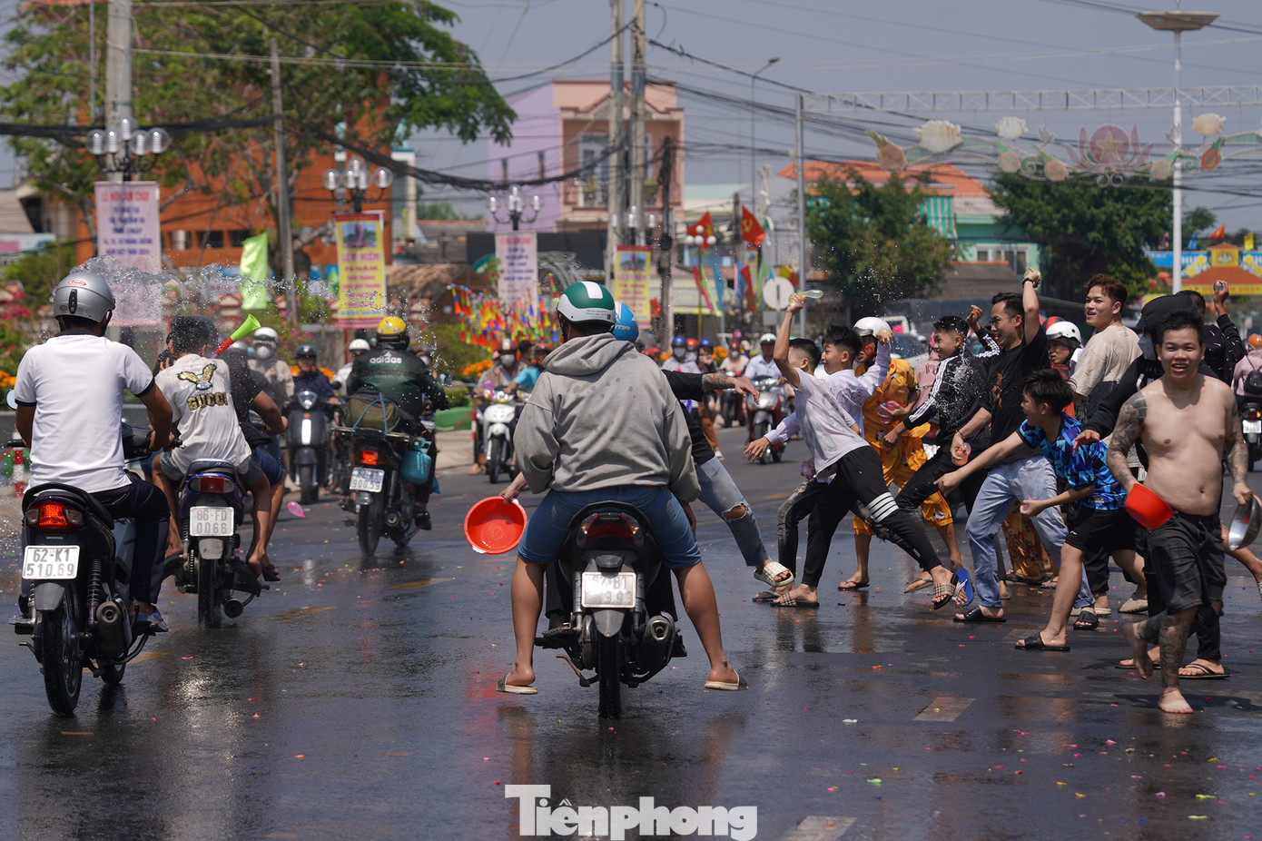 Nhiều nhà dân chuẩn bị sẵn nước để tạt vào người đi đường như một kiểu cầu may mắn và tạt vào những người hoá trang thành ma quỷ...