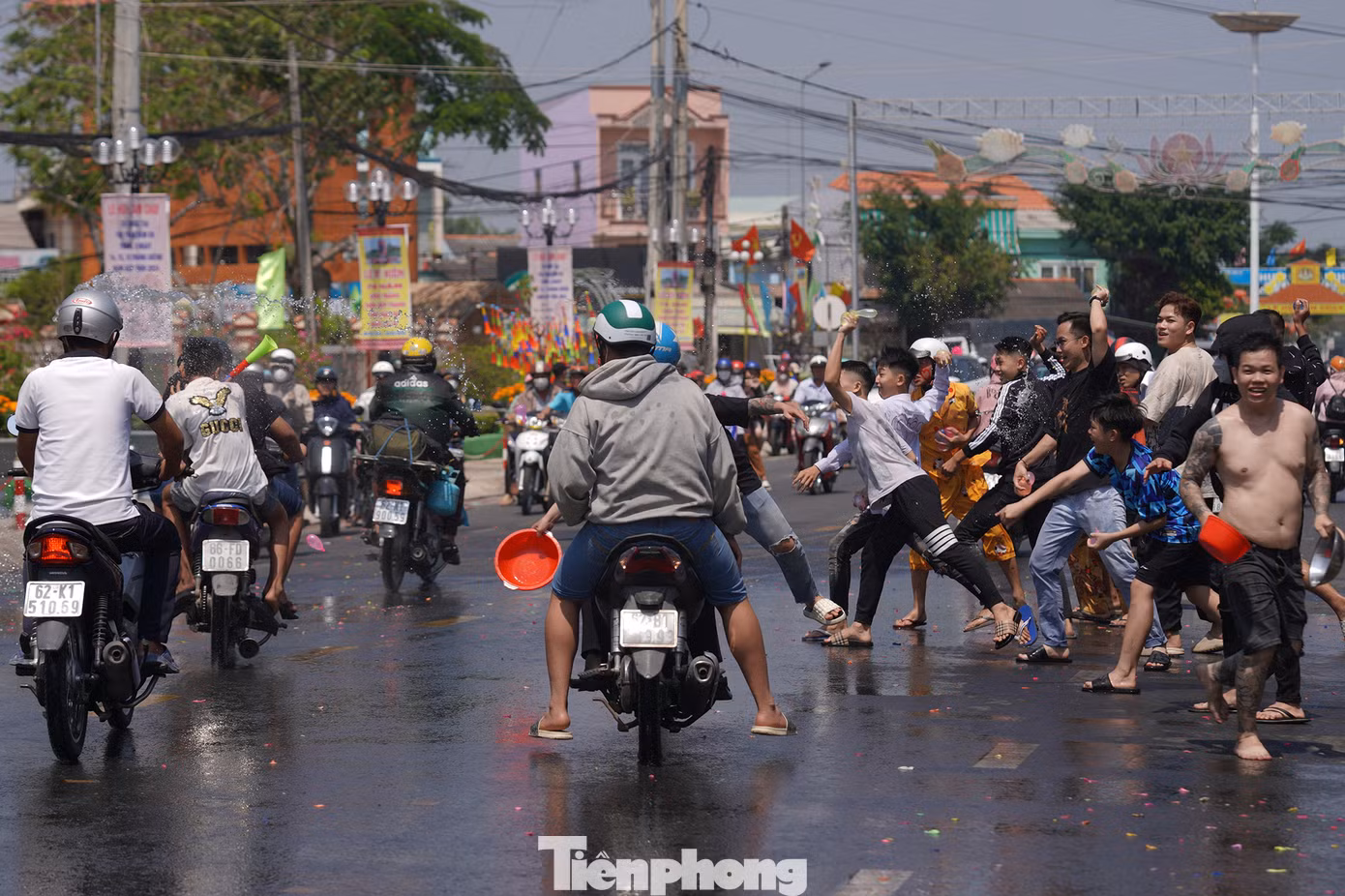 Nhiều nhà dân chuẩn bị sẵn nước để tạt vào người đi đường như một kiểu cầu may mắn và tạt vào những người hoá trang thành ma quỷ...