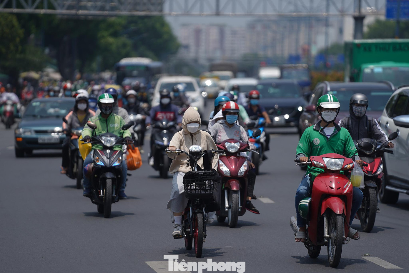 Mặt đường Trường Chinh trưa 19/3 khá oi bức do nắng gắt. Mặt đường Trường Chinh trưa 19/3 khá oi bức do nắng gắt.