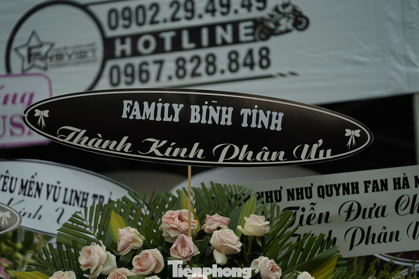 Vòng hoa của gia đình con gái nuôi Bình Tinh.