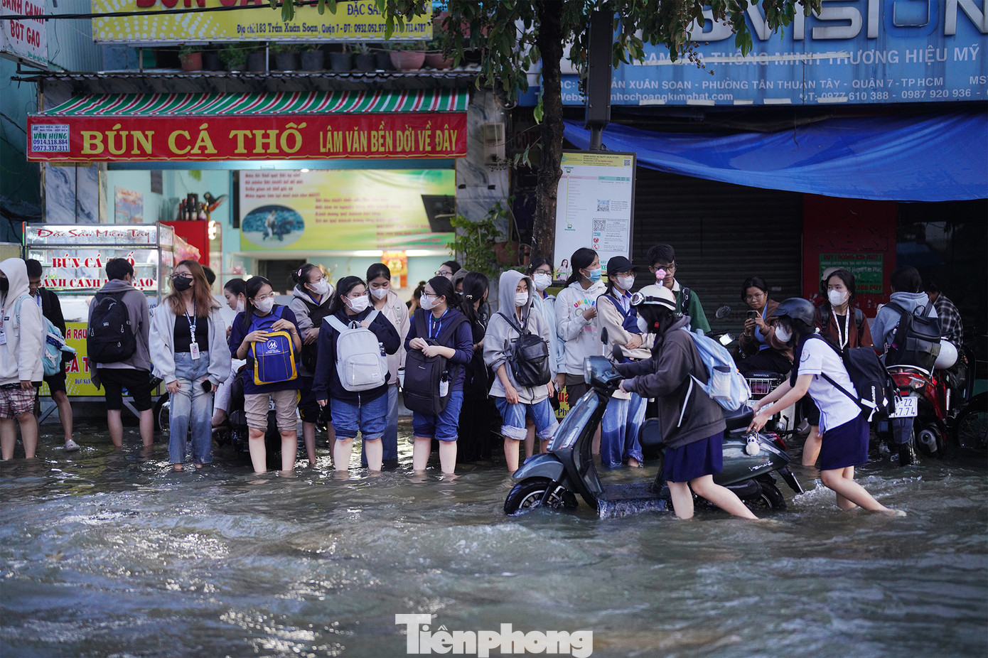 Giờ em chỉ mong được lên xe buýt, đứng dưới nước này giờ rộp chân hết rồi. Em lại dễ bị dị ứng, tiếp xúc với nước này ngứa mấy ngày mới hết", bạn Thuý Hiền, sinh viên trường ĐH Tài chính-Marketing chia sẻ.