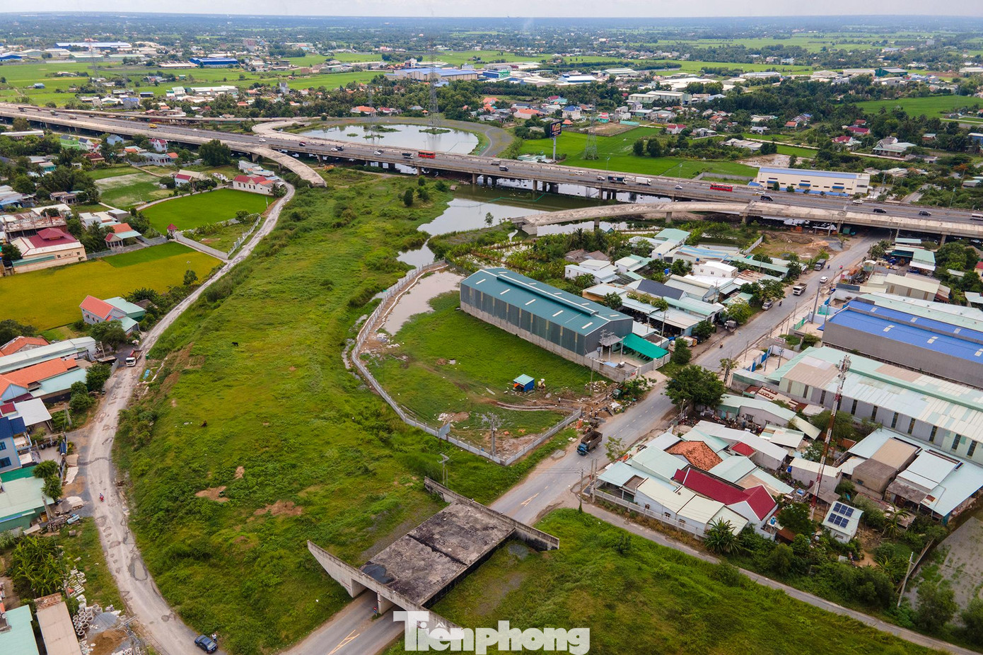 Từ góc này, đoạn bắt đầu cao tốc Bến Lức - Long Thành hiện vẫn là bờ đê lớn, cỏ dại phủ kín. Cầu vượt đường dân sinh Mỹ Yên-Tân Bửu hiện chỉ là phần bệ đỡ.