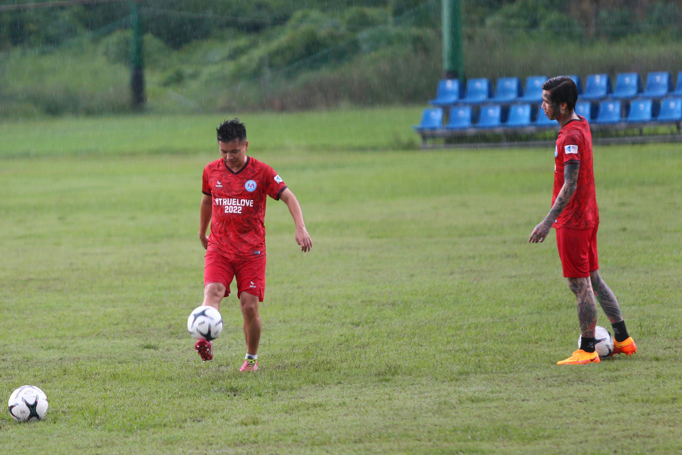 Trên sân tập có sự xuất hiện của Dế Choắt (bên phải). Dế Choắt là nam rapper có tiếng trong cộng đồng những người yêu hip hop, anh còn là một thợ xăm có tiếng. Dế Choắt còn có một ngoại hình khá chất chơi, nổi bật nhưng anh lại sở hữu tài năng chơi rap khá đỉnh khi có nhiều bản hit như: Cố Nhân Tình, Thằng Anh Em, Đời Lạ Lắm À Nghen,...