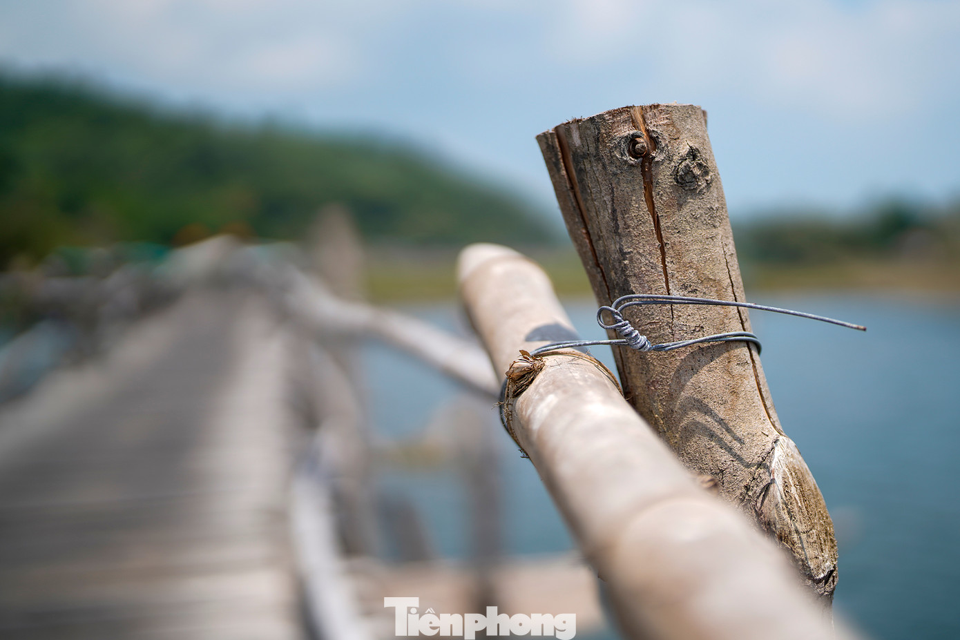 Cầu chỉ được kết cấu các chi tiết bằng kẽm, đinh ốc...