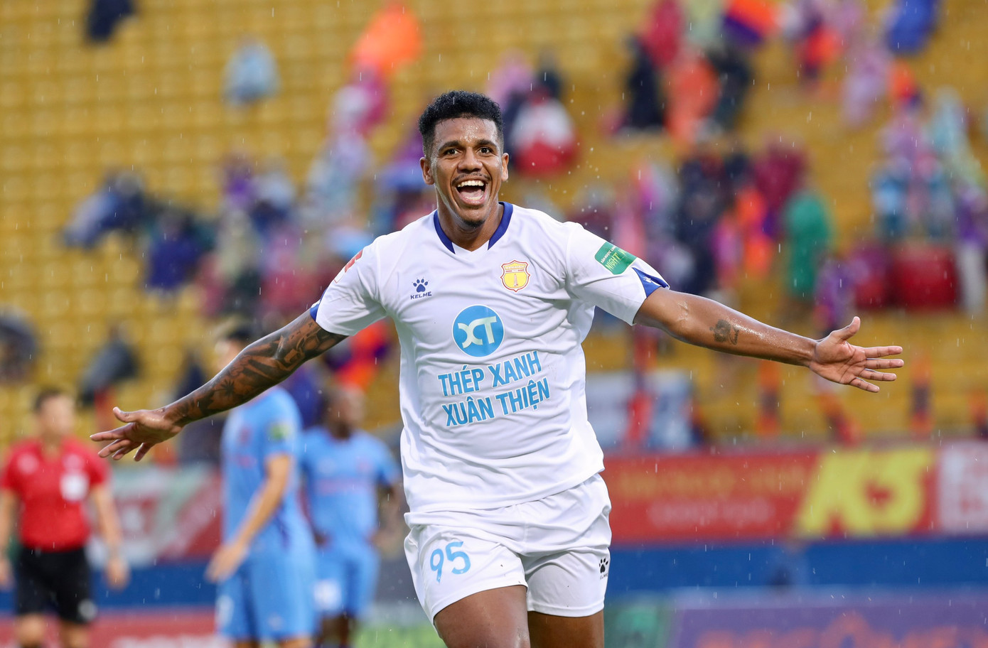 Phút thứ 10, Andre nâng tỷ số lên 2-0 cho Nam Định.