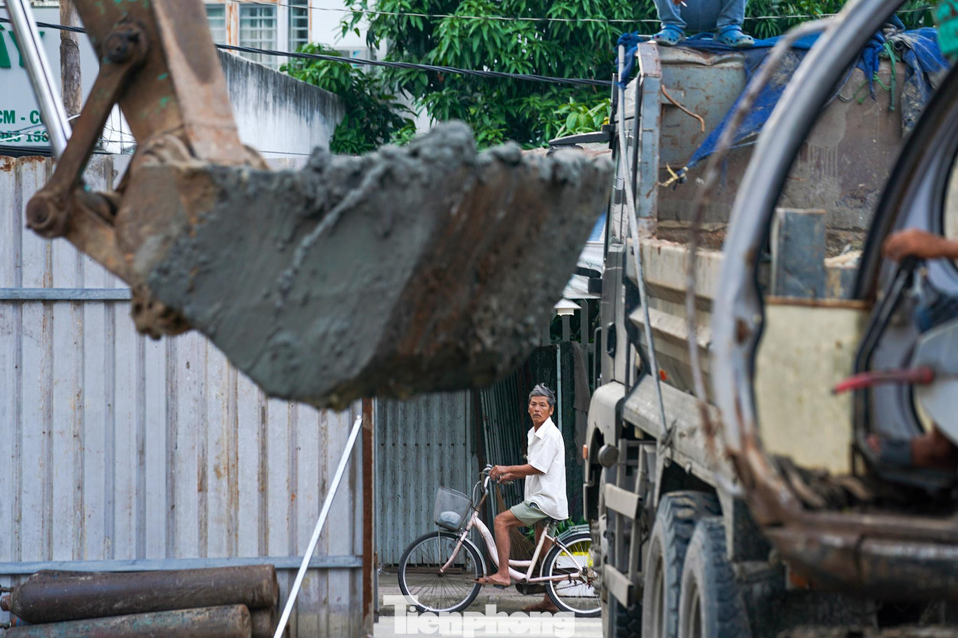 "Lâu quá rồi, tôi mong thi công cho xong cầu để người dân đi lại thuận tiện hơn, cảnh quan khang trang hơn. Con trai tôi từ khi còn học phổ thông, lên đại học, ra trường, lấy vợ; tôi có 2 cháu nội đi học tiểu học rồi mà cây cầu làm vẫn chưa xong. Mấy hôm nay thấy công nhân thi công trở lại tôi vui lắm, chiều nào cũng ra đây xem", ông Nguyễn Văn Út Em (ngụ xã Nhơn Đức, huyện Nhà Bè) chia sẻ khi đứng xem công nhân thi công. "Lâu quá rồi, tôi mong thi công cho xong cầu để người dân đi lại thuận tiện hơn, cảnh quan khang trang hơn. Con trai tôi từ khi còn học phổ thông, lên đại học, ra trường, lấy vợ; tôi có 2 cháu nội đi học tiểu học rồi mà cây cầu làm vẫn chưa xong. Mấy hôm nay thấy công nhân thi công trở lại tôi vui lắm, chiều nào cũng ra đây xem", ông Nguyễn Văn Út Em (ngụ xã Nhơn Đức, huyện Nhà Bè) chia sẻ khi đứng xem công nhân thi công.