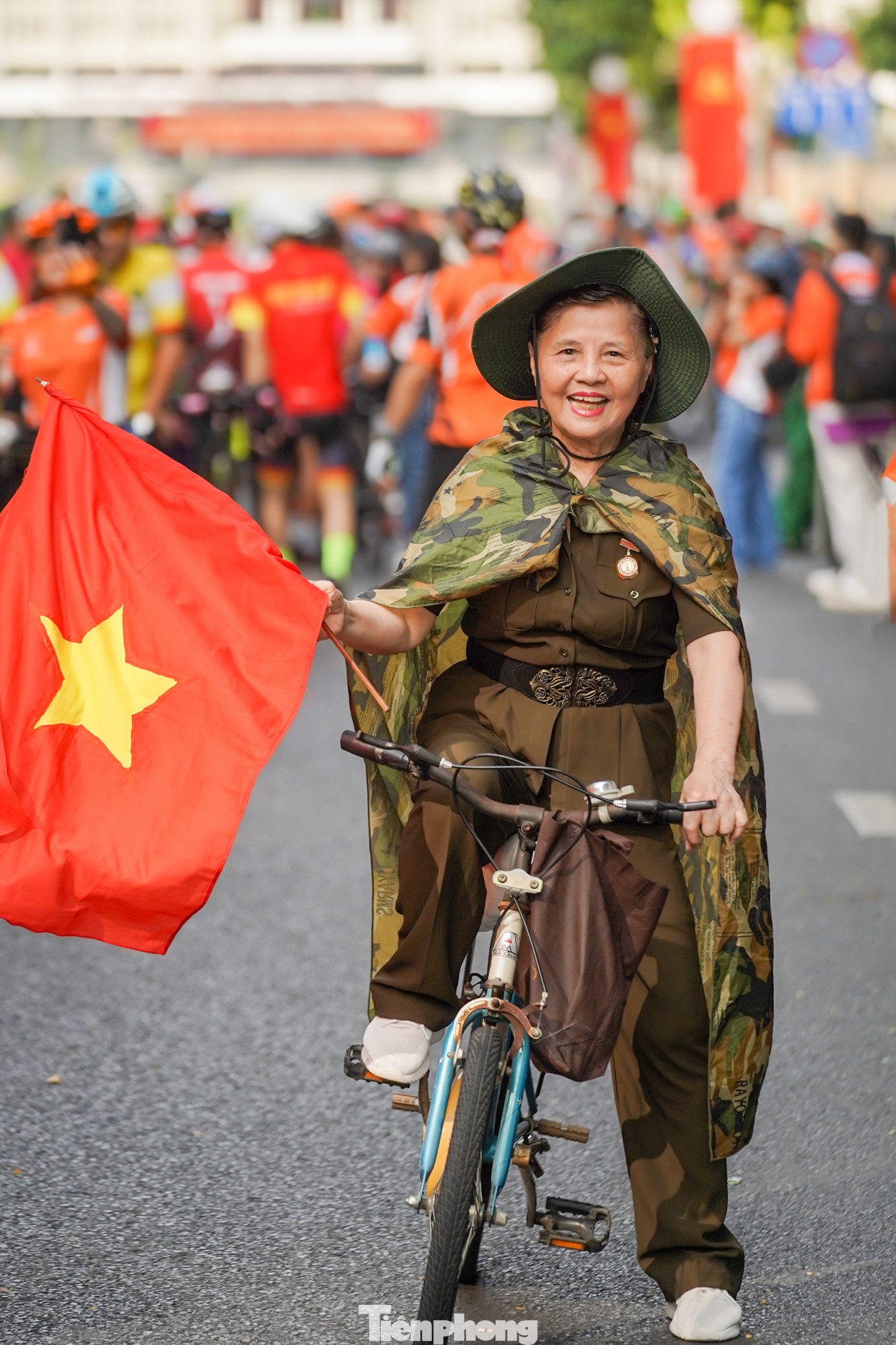 Cô Thảo tạo dáng khỏe khoắn trước ống kính ở tuổi 76. “Năm nào tôi cũng đến đây để chào mừng đoàn đua và tham gia diễu hành chào đón ngày thống nhất non sông. Cảm xúc lúc này của tôi rất vui. Tôi mong muốn cuộc đua xe đạp cúp truyền hình sẽ được duy trì để người dân nhớ về công ơn của các thế hệ cha anh đã hy sinh cho đất nước hòa bình hôm nay” - cô Thảo chia sẻ.
