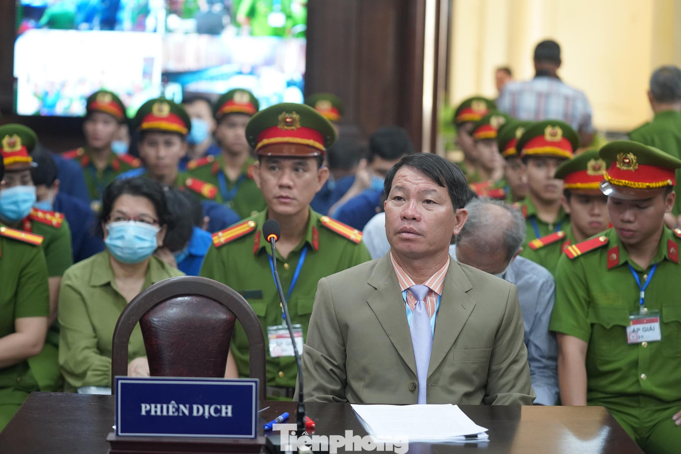 Người phiên dịch hỗ trợ bị cáo Chu Lập Cơ có mặt tại phiên toà. Người phiên dịch hỗ trợ bị cáo Chu Lập Cơ có mặt tại phiên toà.