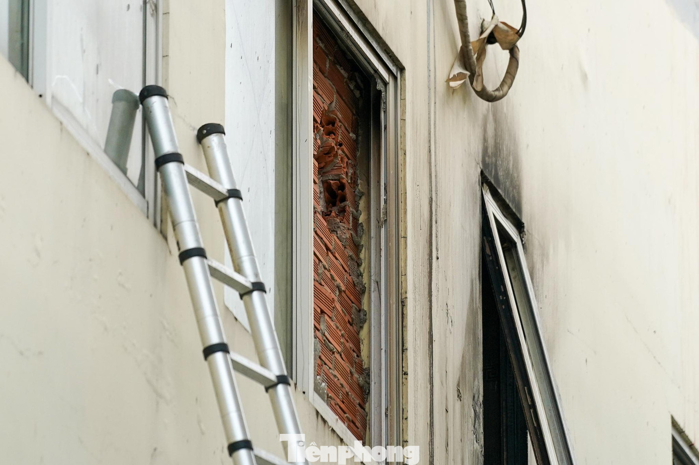 Một số cửa sổ của quán bị bịt kín bằng tường gạch xây phía trong.