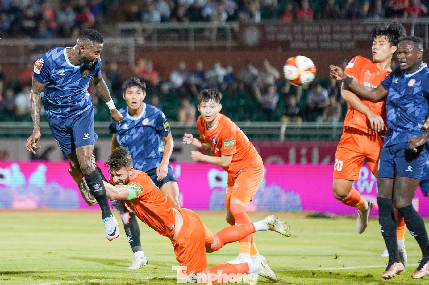 CLB TPHCM bất ngờ có bàn thắng ở phút 17. Từ đường chuyền của Huy Toàn, bóng tới đúng đầu của Hoàng Vũ Samson và anh này đã bật lên đánh đầu mở tỷ số 1-0 cho chủ nhà. CLB TPHCM bất ngờ có bàn thắng ở phút 17. Từ đường chuyền của Huy Toàn, bóng tới đúng đầu của Hoàng Vũ Samson và anh này đã bật lên đánh đầu mở tỷ số 1-0 cho chủ nhà.