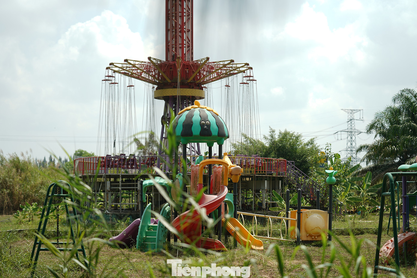 Theo chủ đầu tư, hàng trăm công trình giải trí hiện đại ở công viên trung tâm, công viên nước, công viên phim trường, vũ trường, sân khấu trong và ngoài trời, nhà hàng, chợ nổi, trung tâm văn hóa Việt Nam, bảo tàng nghệ thuật, khách sạn tiêu chuẩn 7 sao, khu đô thị liền kề... sẽ là “xứ sở hạnh phúc cho tất cả mọi người”. Tuy nhiên, nhiều hạng mục đến nay đang bỏ hoang phế, cỏ mọc um tùm