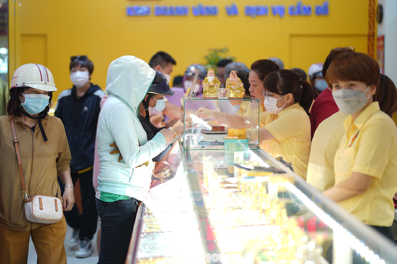 Sáng 31/1, một số tiệm vàng khu vực trung tâm TPHCM đông khách từ sớm. Sáng 31/1, một số tiệm vàng khu vực trung tâm TPHCM đông khách từ sớm.
