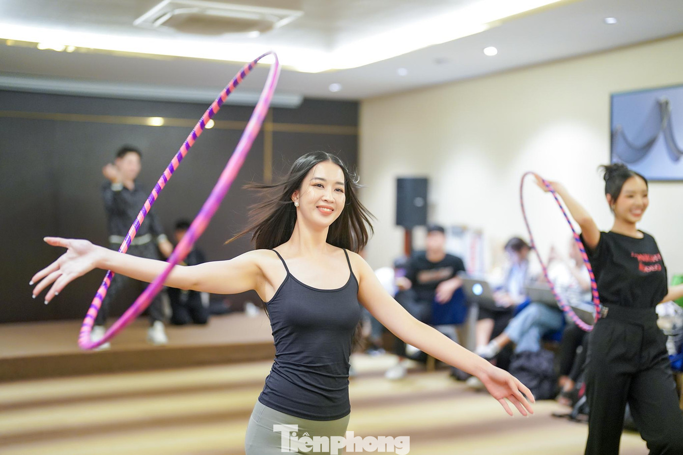 Thí sinh Linh Thu diện áo hai dây trong buổi rèn luyện, tạo dáng uyển chuyển.