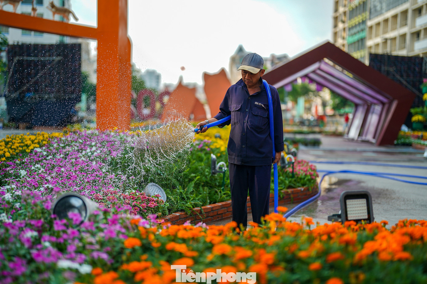 &quot;Năm thứ 13 tôi tham gia thi công đường hoa Nguyễn Huệ rồi đó chứ. Nhiện vụ của tôi chủ yếu tỉa cây và tưới hoa. Tôi rất cảm xúc khi mình góp một một chút sức vào công trình quan trọng trong dịp Tết. Vui hơn là khi thấy người dân đi chơi vui vẻ, ai cũng xinh tươi là tự nhiên mình thấy hết mệt, tập trung với công việc ngay&quot;, ông Trần Ngân Tuấn, 50 tuổi nói, trong lúc tưới nước.