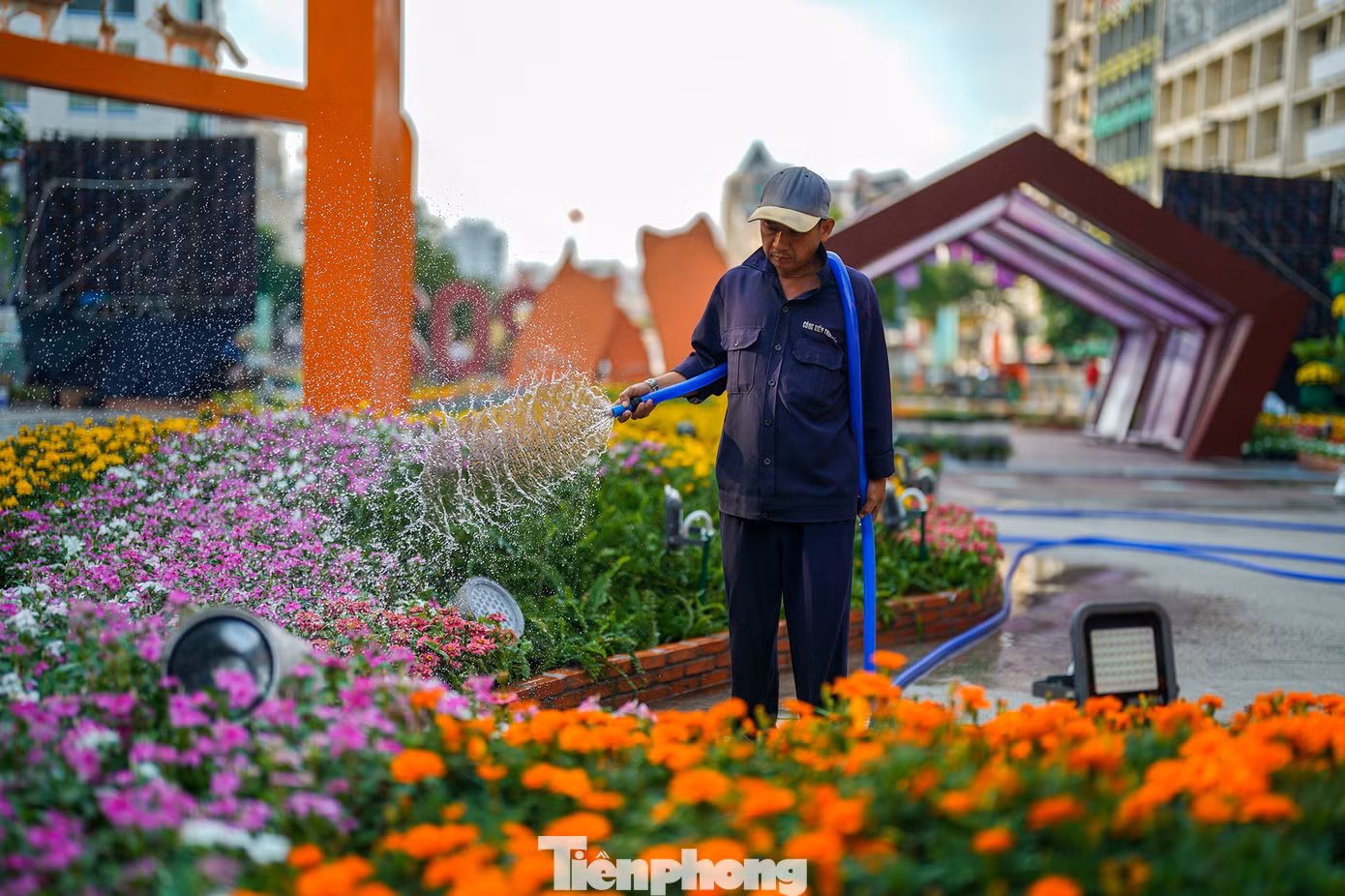 "Năm thứ 13 tôi tham gia thi công đường hoa Nguyễn Huệ rồi đó chứ. Nhiện vụ của tôi chủ yếu tỉa cây và tưới hoa. Tôi rất cảm xúc khi mình góp một một chút sức vào công trình quan trọng trong dịp Tết. Vui hơn là khi thấy người dân đi chơi vui vẻ, ai cũng xinh tươi là tự nhiên mình thấy hết mệt, tập trung với công việc ngay", ông Trần Ngân Tuấn, 50 tuổi nói, trong lúc tưới nước.