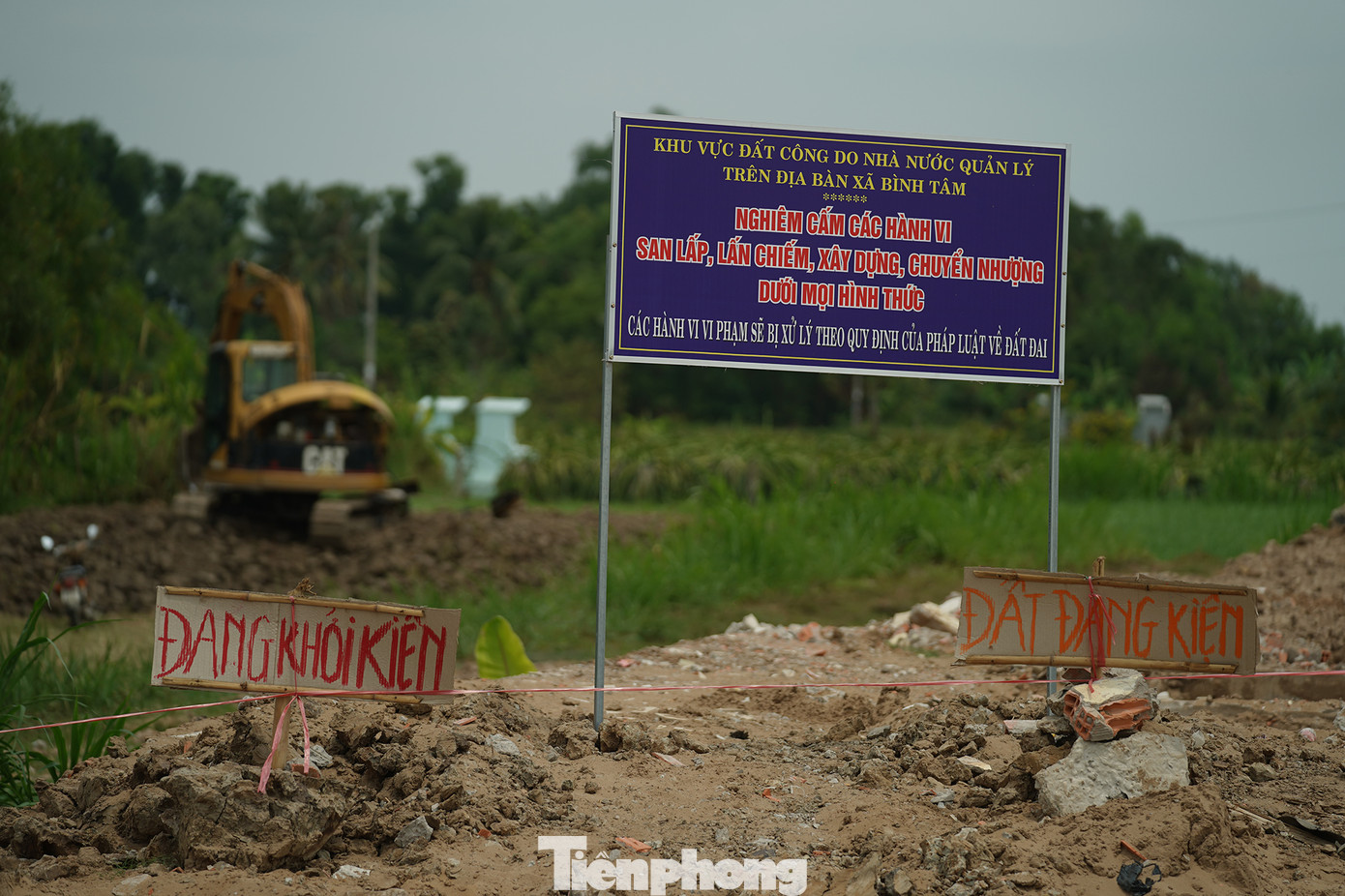 Bí thư Thành ủy, Chủ tịch HĐND thành phố Tân An Lê Công Đỉnh yêu cầu đẩy nhanh tiến độ triển khai thi công các công trình xây dựng cơ bản trong năm 2023, nhất là các công trình trọng điểm của tỉnh và thành phố. Đồng thời, giải quyết triệt để những khó khăn, vướng mắc trong bồi thường, giải phóng mặt bằng…