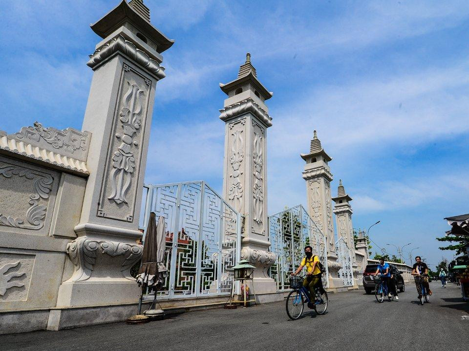 Đoàn khảo sát vào tham quan chùa Thanh Tâm với tên gọi dân gian là Bát Bửu Phật Đài hay chùa Phật cô đơn.