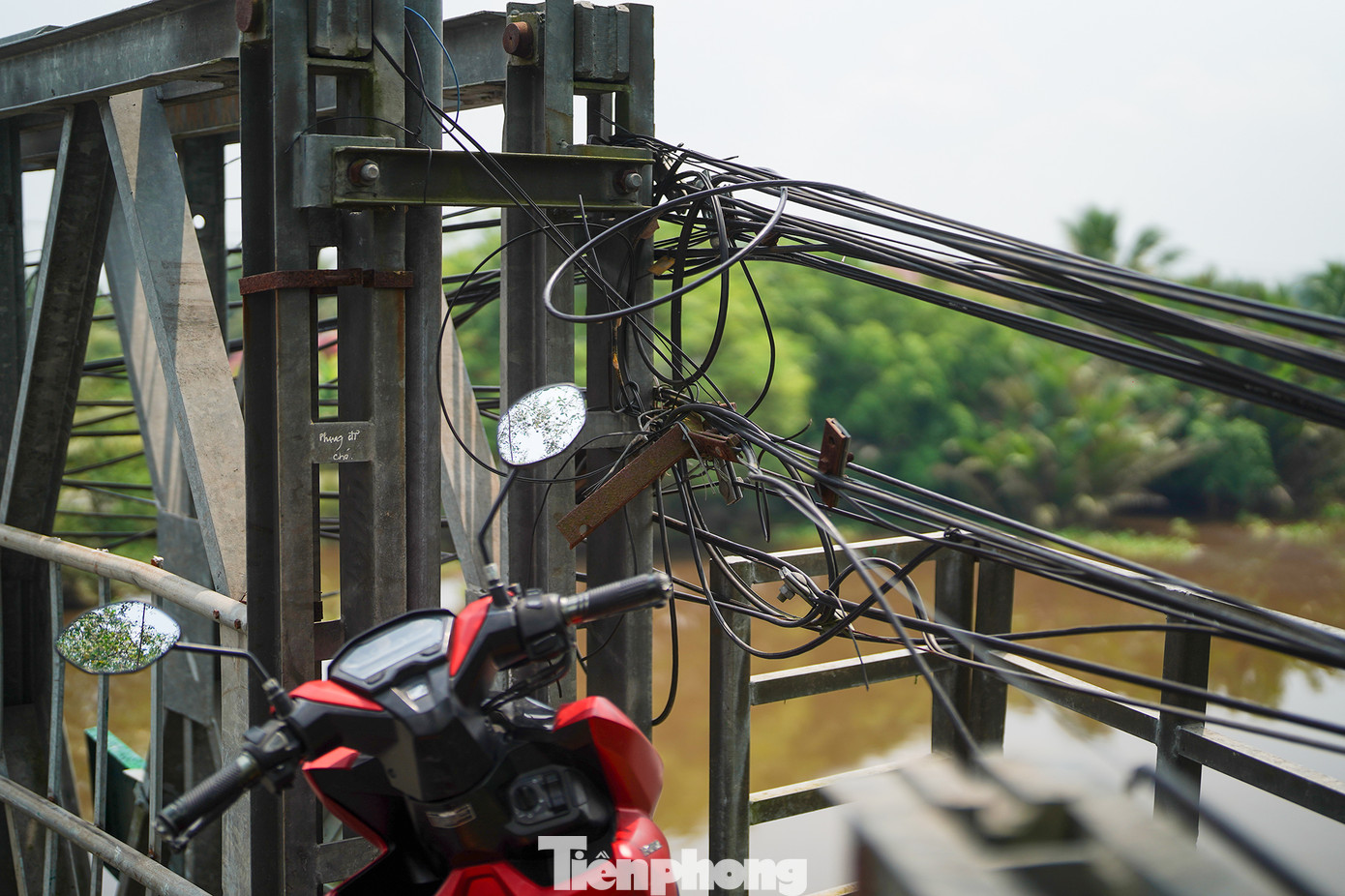 Một số điểm tránh xe chằn chịt dây điện. Một số điểm tránh xe chằn chịt dây điện.