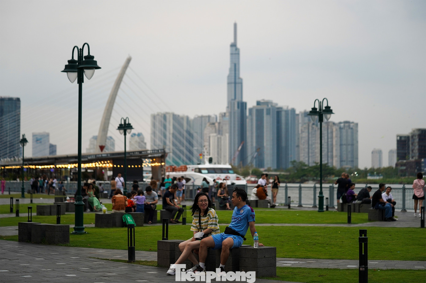 Bến Bạch Đằng (quận 1) đã có một diện mạo khác sau thời gian chỉnh trang, góp phần vào bức tranh của đại lễ 30/4 tại TPHCM thêm sắc màu tươi mới.