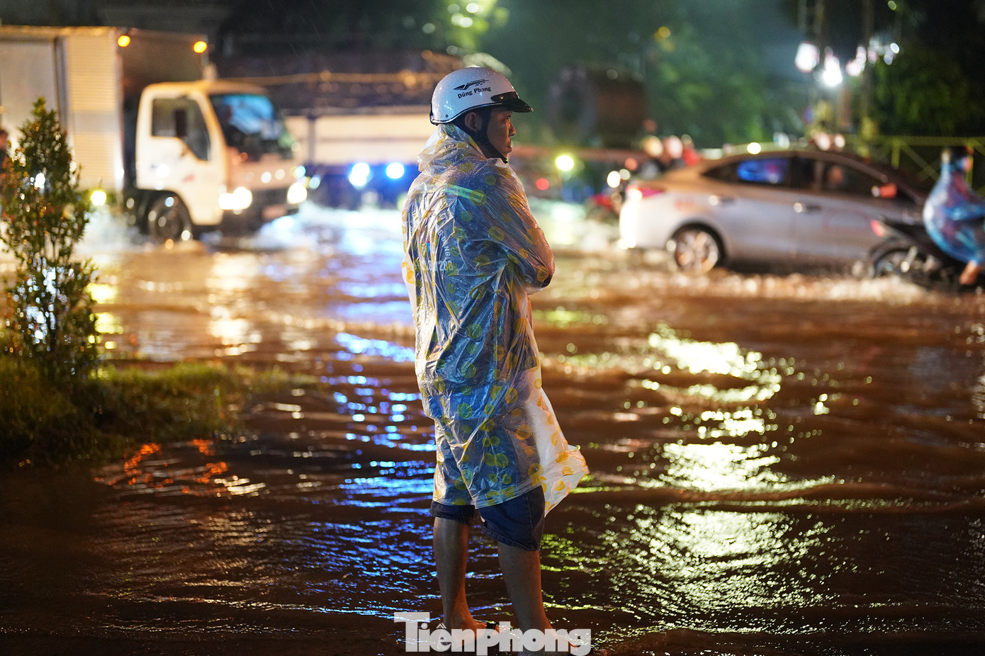 Một người dân tấp vào cây xăng Anh Phát, đối diện KCN trú mưa. Một người dân tấp vào cây xăng Anh Phát, đối diện KCN trú mưa.