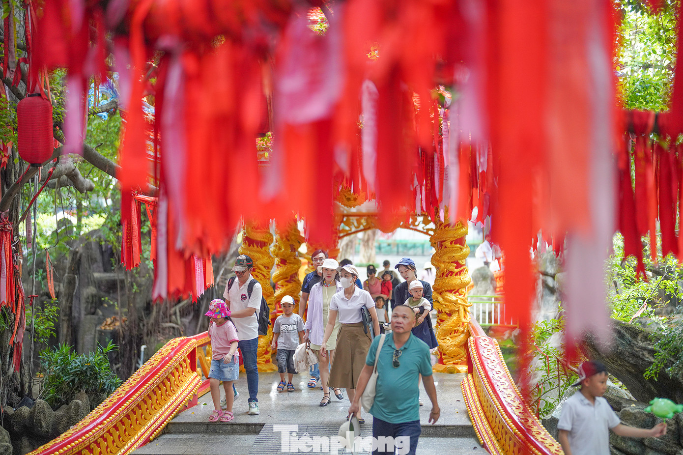 Ngày 31/8 - ngày đầu tiên của kỳ nghỉ lễ Quốc khánh 2/9, rất đông người dân và du khách đã tìm đến các khu du lịch, các địa điểm danh lam, thắng cảnh để vui chơi cùng gia đình. Du khách tìm đến khu vực cây ước nguyện bên trong KDL Suối Tiên để check-in, gửi nguyện ước. Ngày 31/8 - ngày đầu tiên của kỳ nghỉ lễ Quốc khánh 2/9, rất đông người dân và du khách đã tìm đến các khu du lịch, các địa điểm danh lam, thắng cảnh để vui chơi cùng gia đình. Du khách tìm đến khu vực cây ước nguyện bên trong KDL Suối Tiên để check-in, gửi nguyện ước.