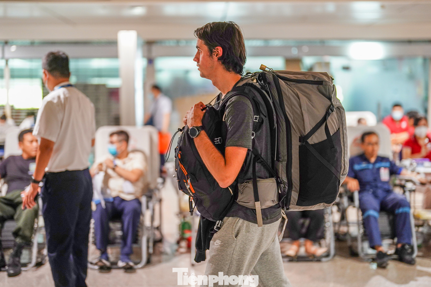 Do Chủ nhật Đỏ tổ chức tại ga quốc tế nên thu hút sự quan tâm của nhiều du khách. Nhiều vị khách quốc tế nán lại vài phút để theo dõi hoạt động hiến máu của nhân viên sân bay Tân Sơn Nhất. Do Chủ nhật Đỏ tổ chức tại ga quốc tế nên thu hút sự quan tâm của nhiều du khách. Nhiều vị khách quốc tế nán lại vài phút để theo dõi hoạt động hiến máu của nhân viên sân bay Tân Sơn Nhất.