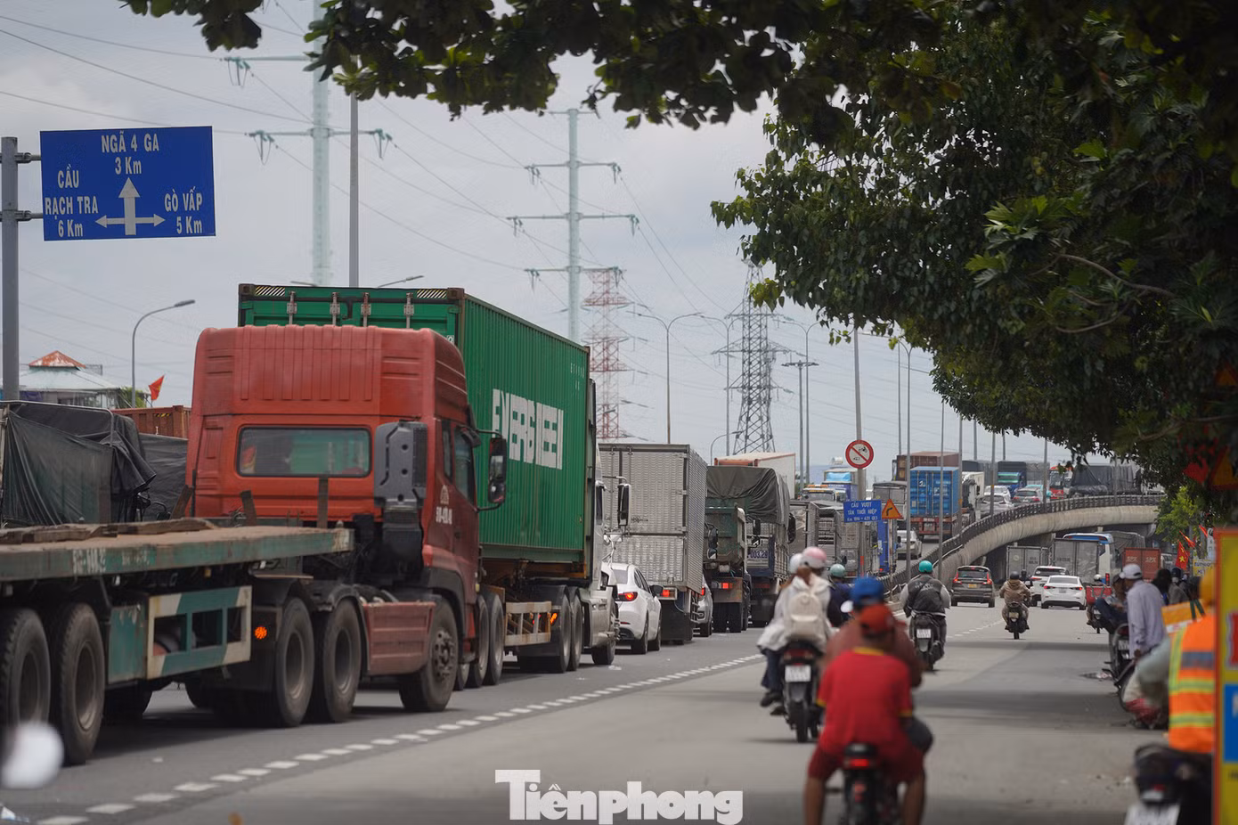 Cầu vượt nút giao Tân Thới Hiệp hàng phương tiện nối dài hàng cây số. Cầu vượt nút giao Tân Thới Hiệp hàng phương tiện nối dài hàng cây số.