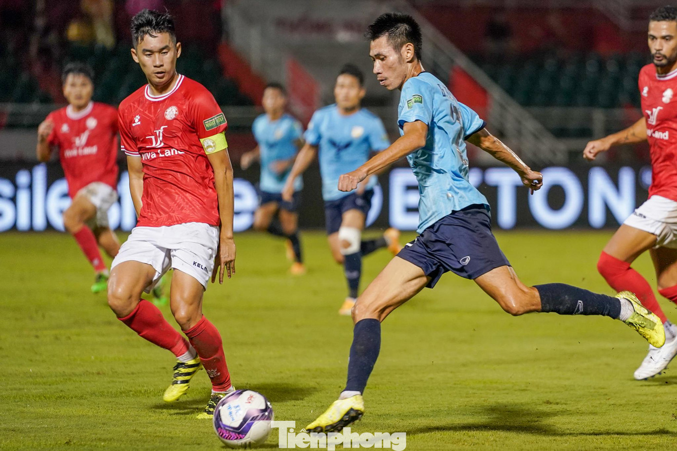 Giữa hiệp 1, các cầu thủ Hà Tĩnh chơi phản công nhanh khá sắc bén.