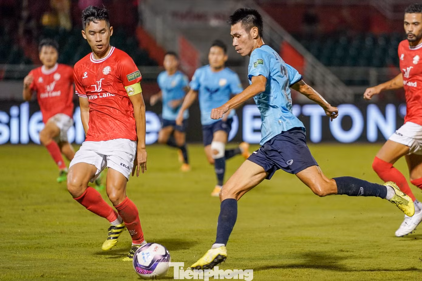 Giữa hiệp 1, các cầu thủ Hà Tĩnh chơi phản công nhanh khá sắc bén.