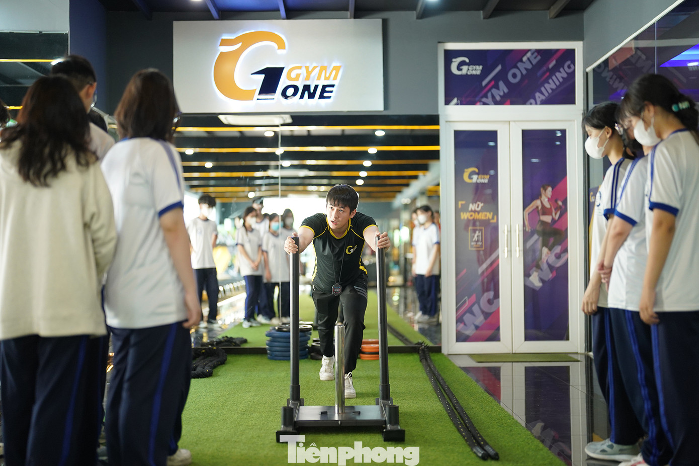 "Chương trình học được giáo viên phối hợp với các huấn luyện viên phòng GYM thiết kế sao cho phù hợp nhất với lứa tuổi học sinh. Tại phòng GYM với nhiều thiết bị hiện đại, học sinh sẽ được tập với máy chạy bộ, máy tập hỗ trợ các nhóm cơ như cơ đùi, cơ ngực, cơ tay, cơ mông…, giúp các em rèn luyện nâng cao sức khỏe thể chất, tinh thần” - thầy Hào nói.