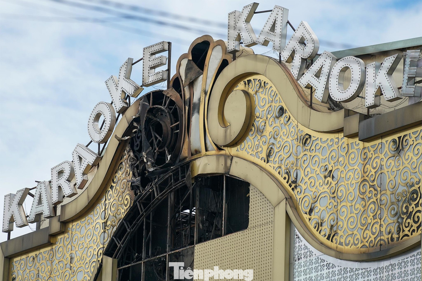 Biển hiệu, mặt tiền của quán karaoke An Phú bị ngọn lửa làm biến dạng. Biển hiệu, mặt tiền của quán karaoke An Phú bị ngọn lửa làm biến dạng.