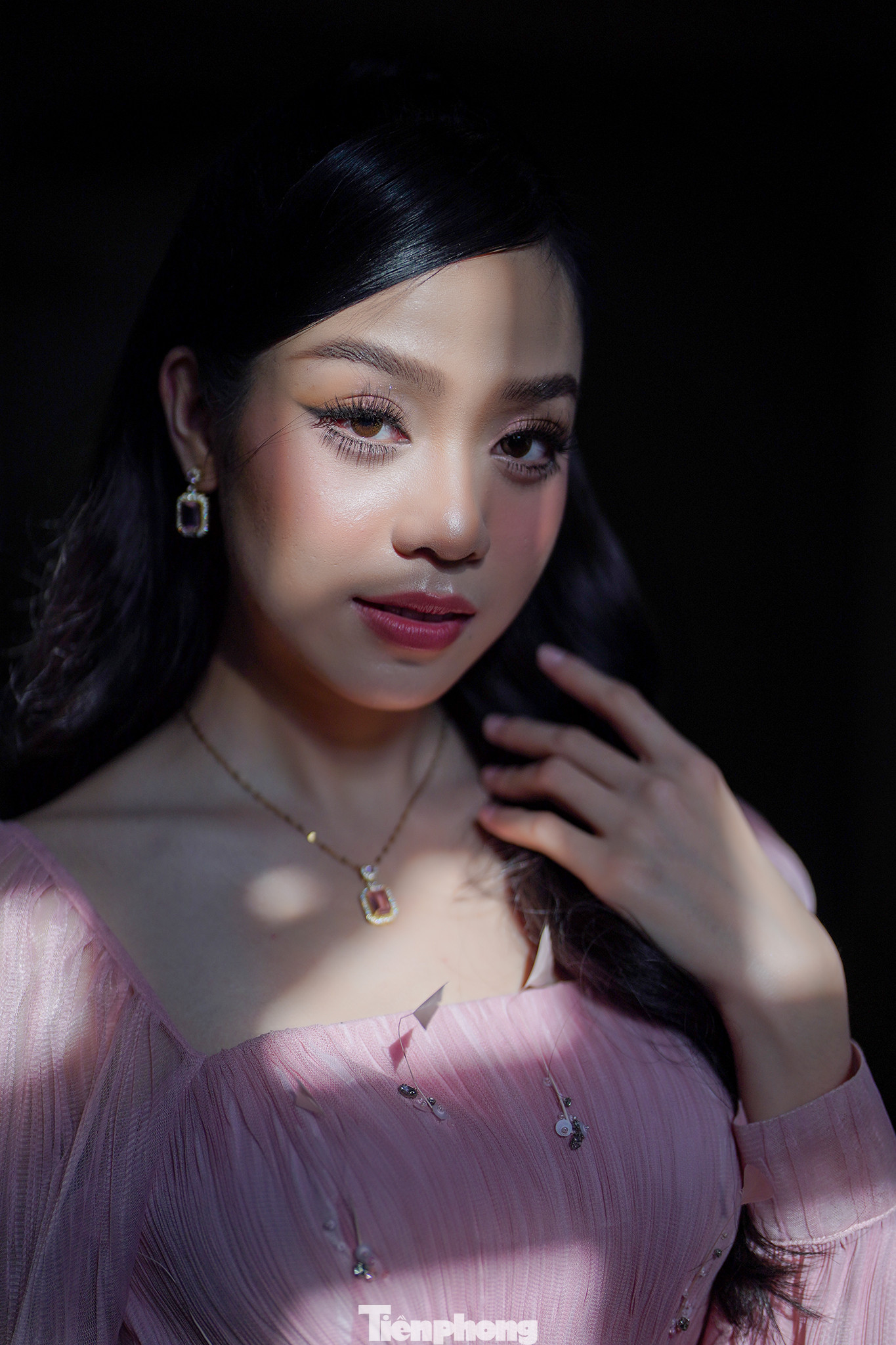 So với thời điểm mới đăng quang, Thanh Thủy ngày càng thay đổi theo hướng gợi cảm và trưởng thành. Đối diện bình luận chê bai, người đẹp nói: "Xứng đáng hay không xứng đáng thời gian sẽ trả lời. Tôi hiện cố gắng làm tốt sứ mệnh, thay đổi một cách từ từ, không ép mình phải thay đổi một cách quá mức".