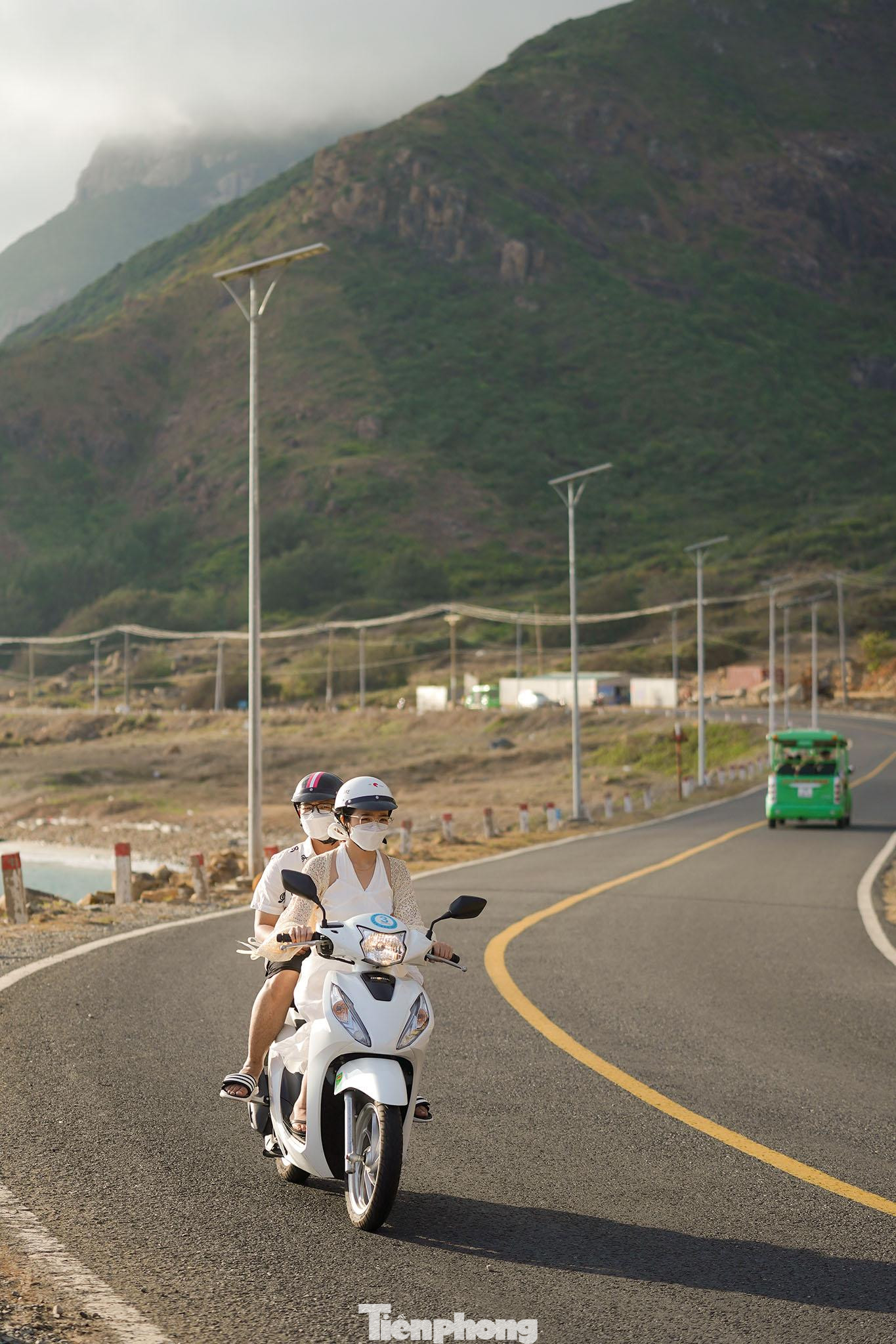 VĐV và du khách khi đến với Côn Đảo có thể sử dụng hai phương tiện chính để di chuyển là thuê xe máy và mua vé xe điện. Nếu thuê xe máy, du khách để ý mức xăng trong bình vì cả đảo chỉ có hai cây xăng ở trung tâm. VĐV và du khách khi đến với Côn Đảo có thể sử dụng hai phương tiện chính để di chuyển là thuê xe máy và mua vé xe điện. Nếu thuê xe máy, du khách để ý mức xăng trong bình vì cả đảo chỉ có hai cây xăng ở trung tâm.