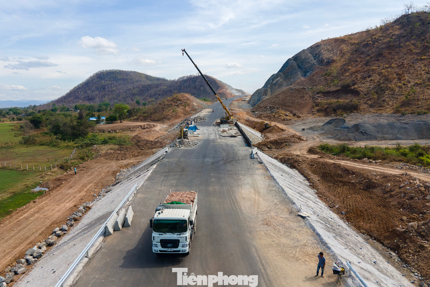 Tuyến cao tốc này nhiều đoạn đi qua núi đá, các đơn vị thi công phải nổ mìn, xẻ núi mở đường.