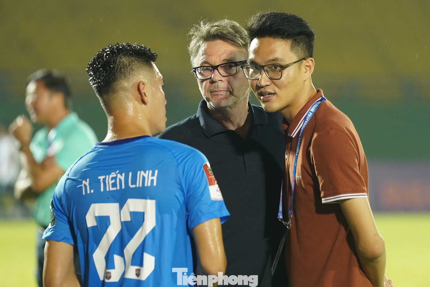 Tiền đạo Tiến Linh trận này vào sân từ hiệp 2. Tuy chưa thực sự bình phục chấn thương nhưng cảm giác thi đấu rất tốt. HLV Troussier thể hiện sự hài lòng với tiền đạo chủ lực của tuyển Việt Nam.