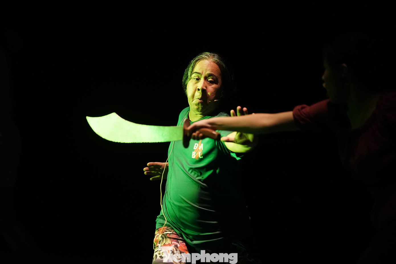 Nghệ sĩ Bạch Long chia sẻ: "Tôi rất sợ bộ môn tuồng cổ mai một. Vì vậy, khi thấy lớp trẻ đam mê như vậy, tôi thật sự rất hạnh phúc". Người nghệ sĩ kể trong một lần học trò của ông dàn dựng tuồng, ông đã phát hiện ra Hạ Nắng. Vóc dáng mảnh mai nhưng vô vai nào cũng hay. Ông đã ngỏ lời mời Hạ Nắng về đoàn Đồng Ấu Bạch Long. Hạ Nắng có một chất giọng đặc biệt, điều này là yếu tố thuận lợi cho Nắng trên con đường phát triển nghệ thuật cải lương tuồng cổ. Đặc biệt là em Nắng rất hợp với các vai phản diện, có cá tính mạnh.