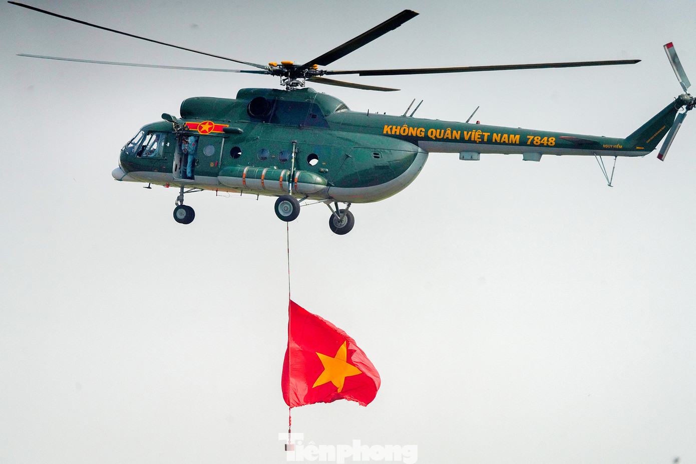 Trước đó, ngày 9/4, tại sân bay Biên Hòa (Đồng Nai), Quân chủng Phòng không - Không quân tổ chức huấn luyện bay biểu diễn với đội hình 10 trực thăng kéo cờ Tổ quốc và cờ Đảng.