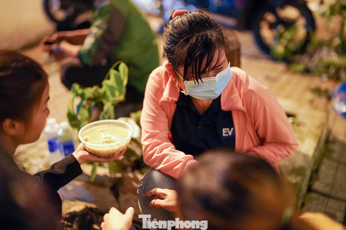 “Tôi cũng không biết tương lai tôi và con phải sống sao khi không có anh bên cạnh. Hiện tại bên Hội Chữ Thập đỏ hỗ trợ 3.000.000 đồng, chính quyền địa phương 30.000.000 đồng, quán hát 30.000.000 đồng. Đêm nay, tôi sẽ đưa chồng và anh rể về quê Bình Định”, chị V. khuỵu xuống, người nhà đút cháo, chị nói không ăn nổi.