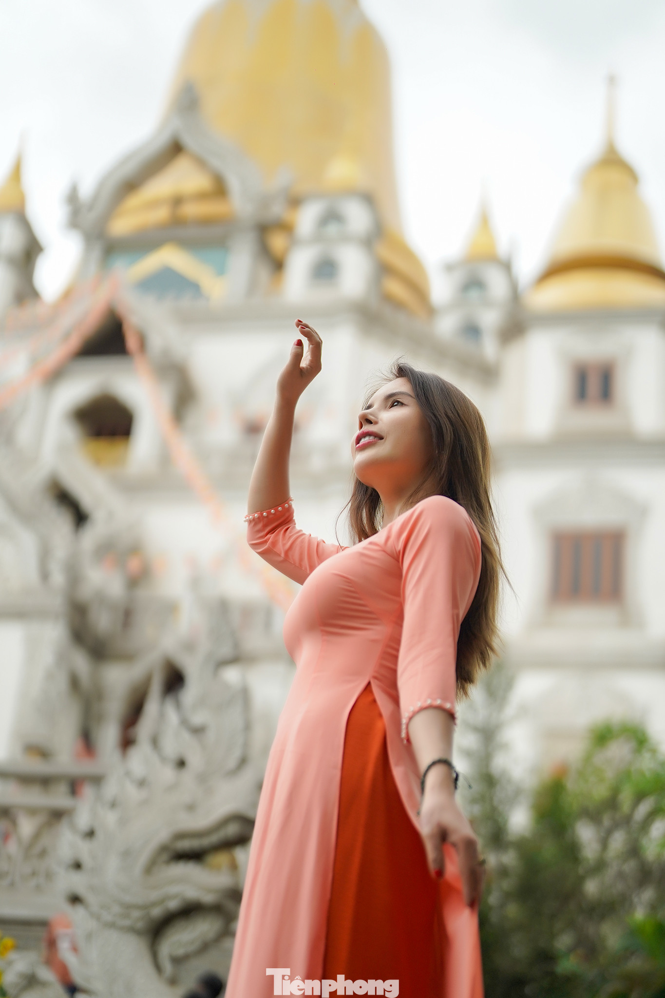 Chị Hà thả dáng trong tà áo dài ngay lối chính lên chánh điện. Chùa Bửu Long mang dấu ấn văn hóa Việt được thể hiện qua nét chạm trổ cùng các bức tượng rồng. Nơi đây từ lâu đã trở thành điểm chụp hình, check in yêu thích của nhiều bạn trẻ.