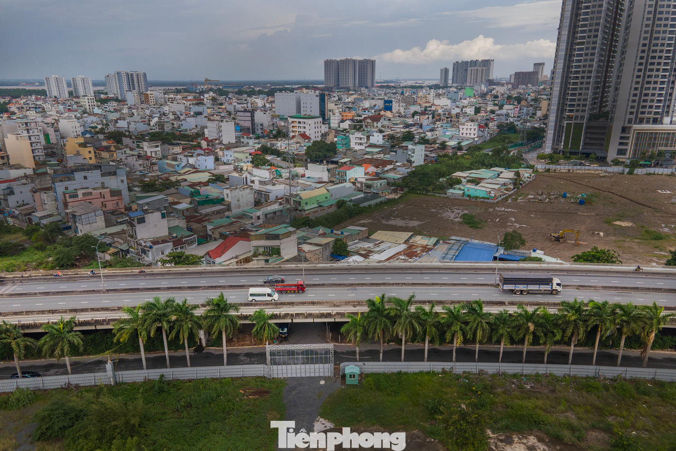 Dự án khởi công từ năm 2008 và hoàn thành năm 2013, thực hiện theo hình thức BT (xây dựng - chuyển giao), kết nối với dự án BOT cầu Phú Mỹ (nối từ quận 7 sang TP Thủ Đức). Mức vốn đầu tư dự án đường dẫn cầu Phú Mỹ ban đầu 1.300 tỷ đồng, sau đó tăng lên 2.792 tỷ đồng. Dự án đường dẫn kết nối cầu Phú Mỹ với quy mô gồm: Đường vành đai phía đông từ cầu Phú Mỹ đến cầu Rạch Chiếc, đường trên cao nối từ nút giao thông khu A Nam Sài Gòn đến cầu Phú Mỹ, nút giao thông khu A Nam Sài Gòn.