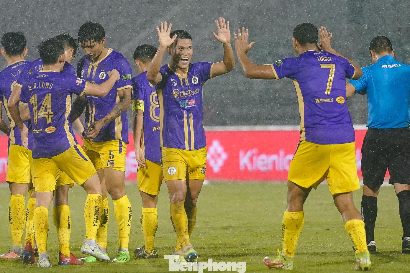 Bước sang hiệp 2, những tưởng TPHCM sẽ tìm ra phương án đưa bóng vào lưới Hà Nội nhưng họ lại để thua thêm 3 bàn nữa. Các bàn thắng gồm: Văn Hậu (phút 48), Tuấn Hải (phút thứ 50), Xuân Tú (phút 54).