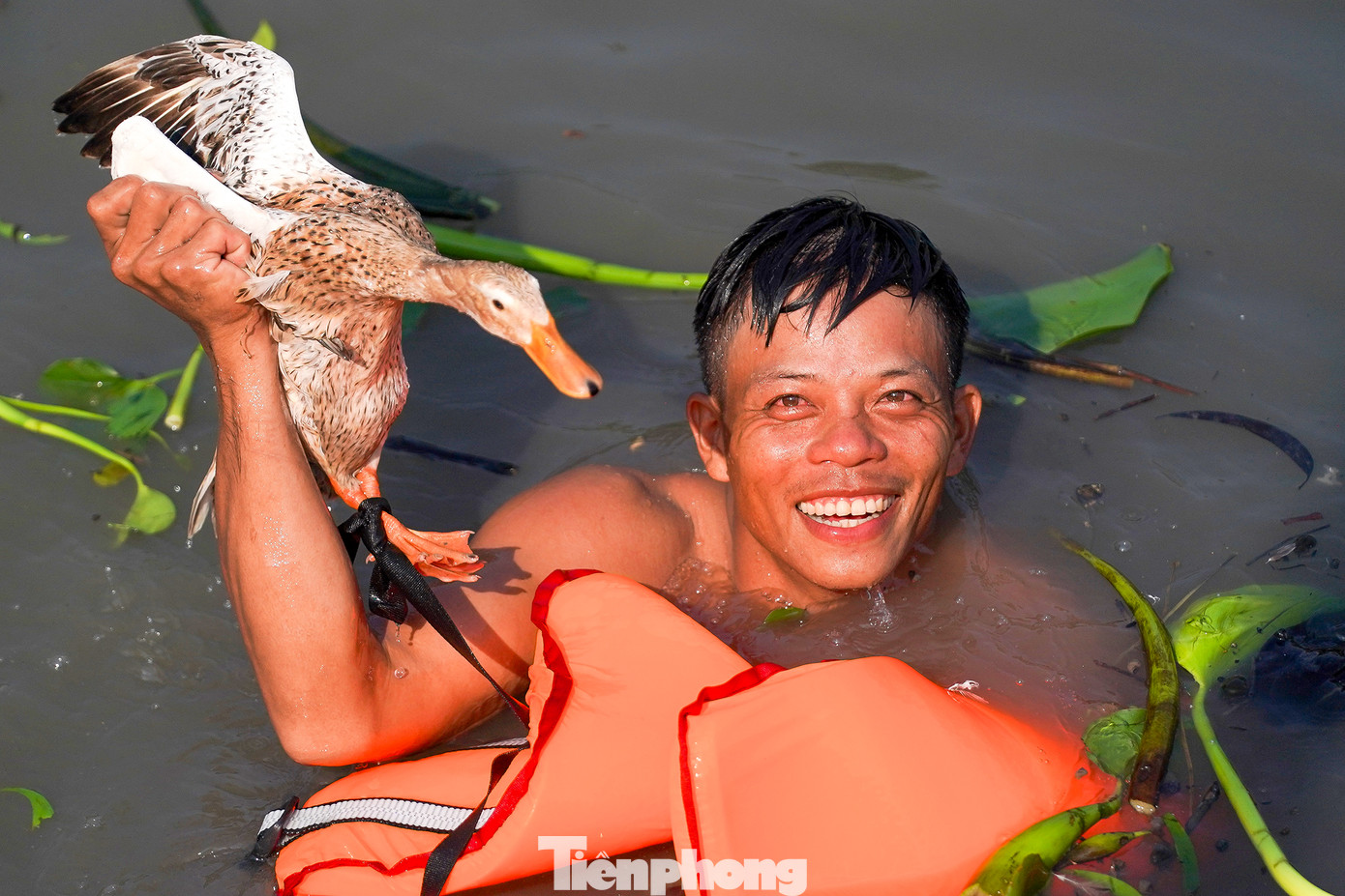 Chị Lê Tuyết Nhân Tâm (ngụ tỉnh Bình Dương) chia sẻ: "Hôm qua, tôi và gia đình đã cúng ở chùa Bà rồi. Hôm nay, tranh thủ xuống Tầm Vu tham gia lễ hội Làm Chay. Nhà tôi đi từ sáng nhưng đến nơi đúng vào lúc đi diễu hành Chiêu U nên giờ mới chen vô đây được. Nghe nhiều người nói cuộc thi này vui lắm. Công nhận mấy người bắt vịt hay thật. Tôi cứ nghĩ là bắt tay không khó lắm nhưng con nào thả xuống là bị mất con đó ngay".