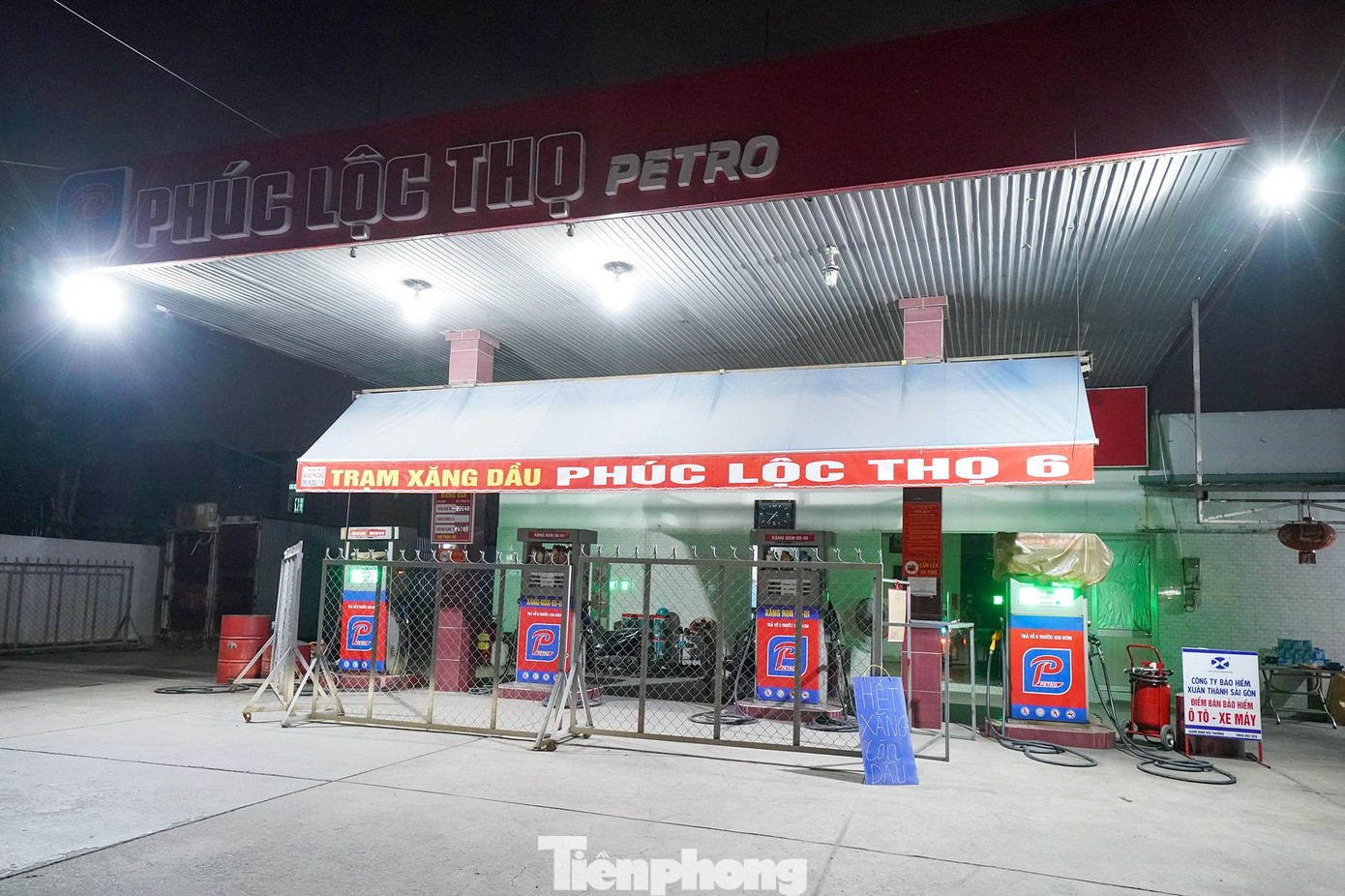 Cây xăng nằm trên đường Quách Điêu (Huyện Bình Chánh) kéo rào với tấm bảng &quot;hết xăng, còn dầu&quot;