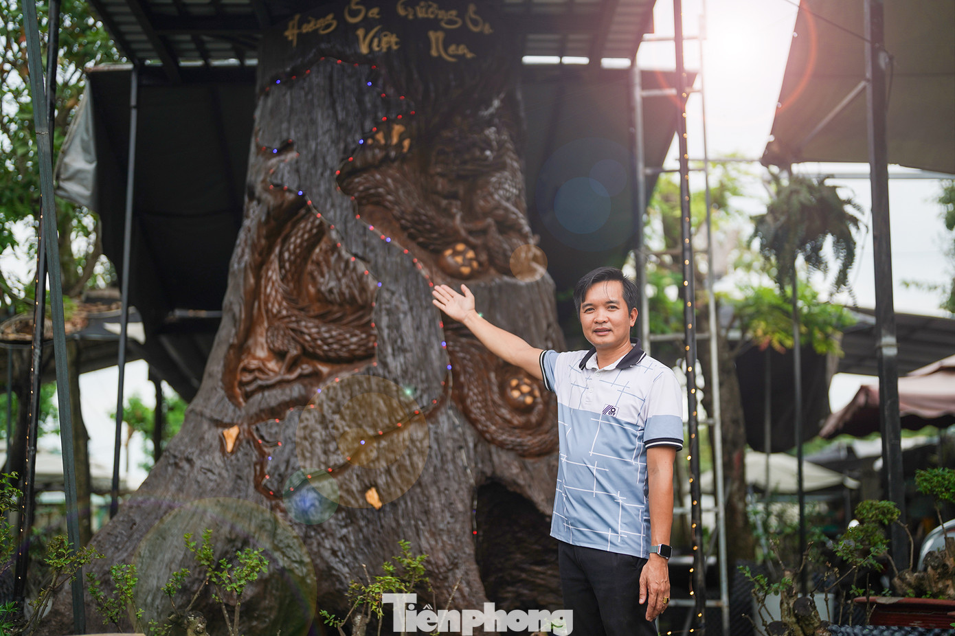 Tác phẩm này của anh Nguyễn Trường Tiến, người có duyên với nghệ thuật điêu khắc. Tác phẩm có tên "Đất nước yêu thương" với điểm nhấn là hai quần đảo Hoàng Sa, Trường Sa được thể hiện với hình tượng 2 viên ngọc quý. Tác phẩm này của anh Nguyễn Trường Tiến, người có duyên với nghệ thuật điêu khắc. Tác phẩm có tên "Đất nước yêu thương" với điểm nhấn là hai quần đảo Hoàng Sa, Trường Sa được thể hiện với hình tượng 2 viên ngọc quý.