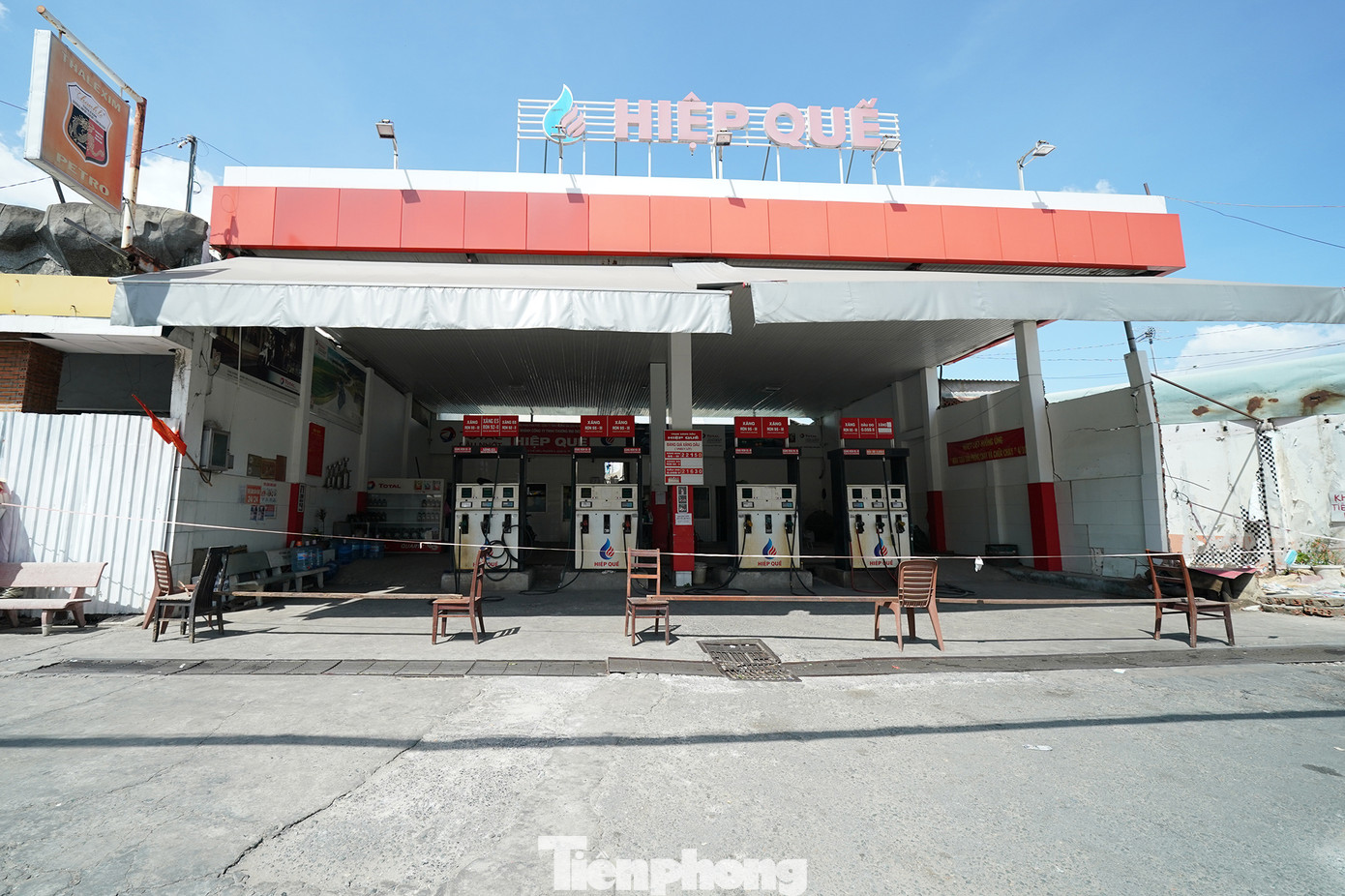 Một cây xăng thuộc DNTN Hiệp Quế giăng dây, xếp ghế để... nghỉ Tết. Một cây xăng thuộc DNTN Hiệp Quế giăng dây, xếp ghế để... nghỉ Tết.