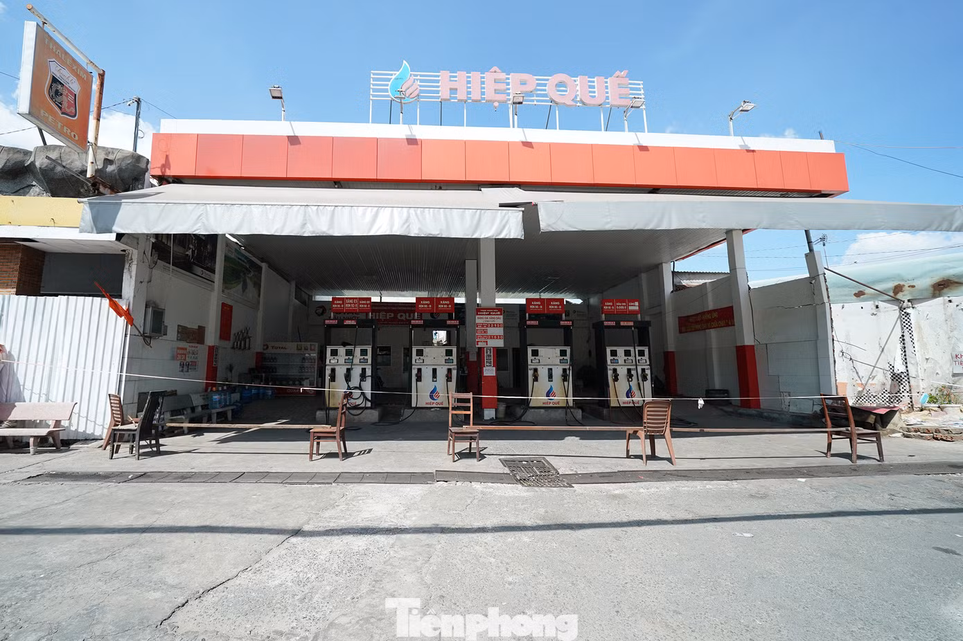 Một cây xăng thuộc DNTN Hiệp Quế giăng dây, xếp ghế để... nghỉ Tết.